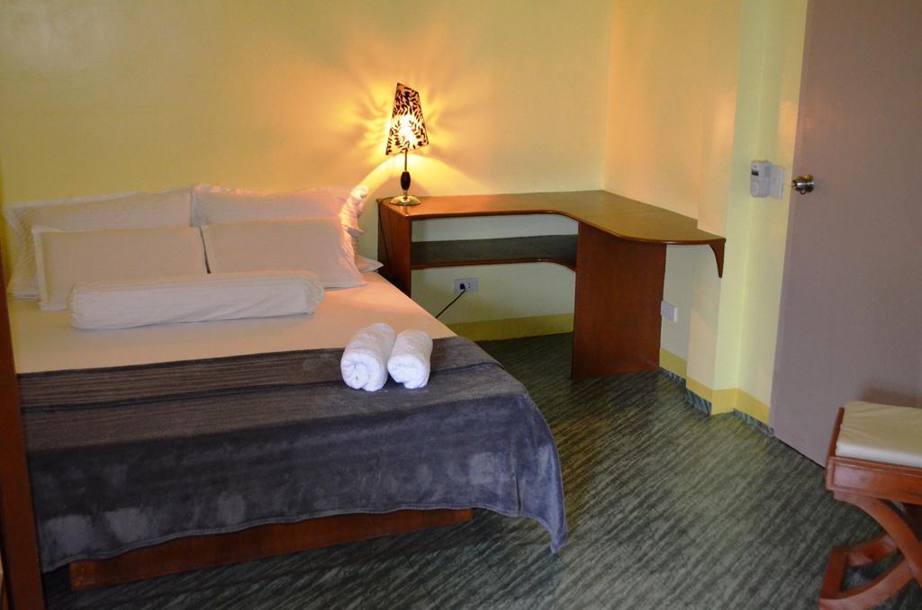 Blue Bamboo Hotel Balabag  Pokój zdjęcie